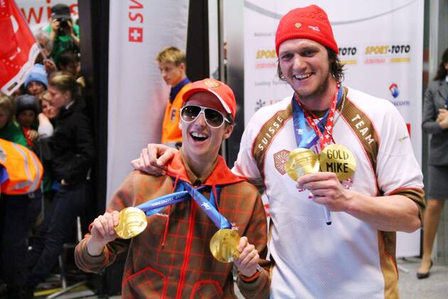 Die Olympiasieger Simon Ammann li. .(Skispringen) und Mike Schmid re. (Skicross) nach der Rueckkehr aus Vancouver ( Zuerich - Kloten ) 26.Februar 2010 o0 Medaille Gold Goldmedaille Ski Cross Skisport Alpin Freestyle o0 Nordisch Skisport Ski o0 SUI 
