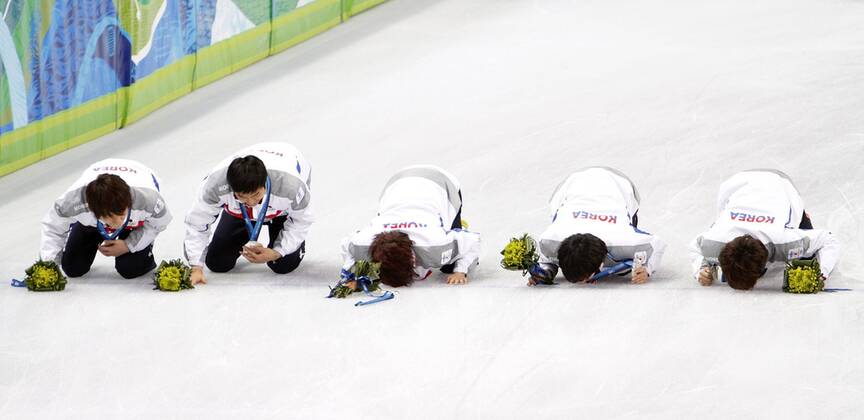 The Republic of Korea s speed skating team kisses the finish line after winning a silvermedal in the men s 5000 meter short track speed skating relay at the 2010 Winter Olympics in Vancouver, Canada on February 26, 2010.  BKX2010022621 o0 Südkorea Jubel, Freude küssen Eis