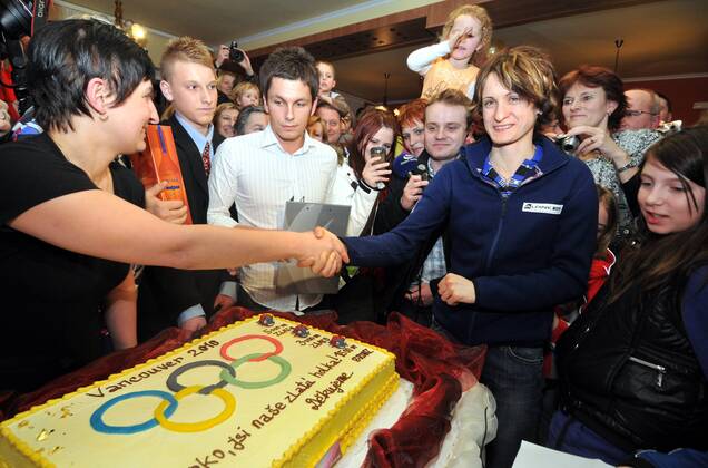 Martina Sablikova of Czech Republic who is welcomed in her hometown Velky Osek aftre returning from Olympics by her supporters on March 2, 2010. (CTKxPhoto AlexandraxMlejnkova) CTKPhoto9201003020888901 o0 Empfang, Ankunft, privat, Fans, Kinder, Sieg, Sieger, Olympiasieg, Torte, Kuchen, Objekte o00 Eisschnelllauf