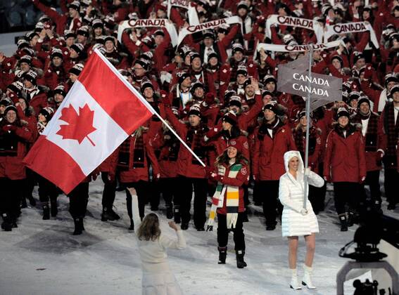 12 02 2010-Vancouver: Olympische Spiele 2010 Eroeffnungsveranstaltung im BC Place Fahnenträgerin Clara Hughes (Kanada) o00 Eisschnellauf Damen