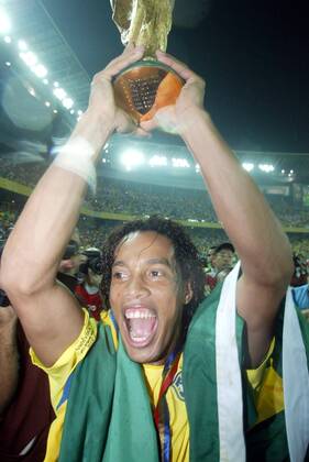 RONALDINHO Brazil 2002 FIFA WORLD CUP FINAL BRAZIL 2-0 GERMANY 2002 06 30 Yokohama (735)  (2002070318324622) o0 Freude Sieg Weltmeister Jubel o0 Objekte Pokal Trophäe