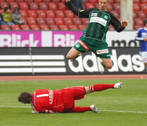 Fussball Super League Grasshopper Club Zuerich - FC St.Gallen. Mario Frick ( FC St.Gallen) überspringt Torhüter Yann Sommer ( GC) 14.Maerz 2010