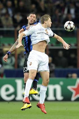Mailand, 31.03.2010, Champions League, Inter Mailand (blau) - CSKA Moskau (weiß): Marco Materazzi (li.) gegen Tomas Necid 