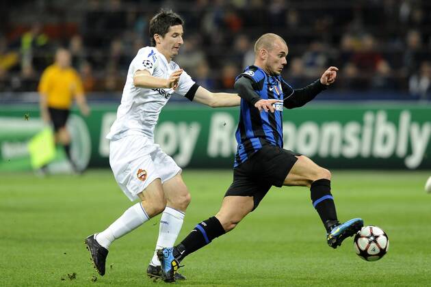Mailand, 31.03.2010, Champions League, Inter Mailand (blau) - CSKA Moskau (weiß): Wesley Sneijder (re.) gegen Sergey Ignasevich 