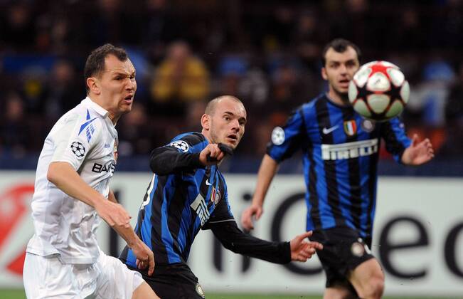 Wesley SNEIJDER (Inter), Sergei Ignashevich (CSKA) - Mailand 31.3.2010, Champions League, Inter Mailand (blau) - CSKA Moskau (weiß) -