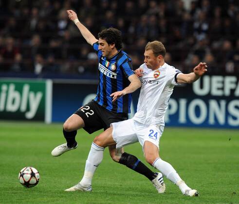 Diego MILITO (Inter), Vasili Berezutski (CSKA) - Mailand 31.3.2010, Champions League, Inter Mailand (blau) - CSKA Moskau (weiß) -