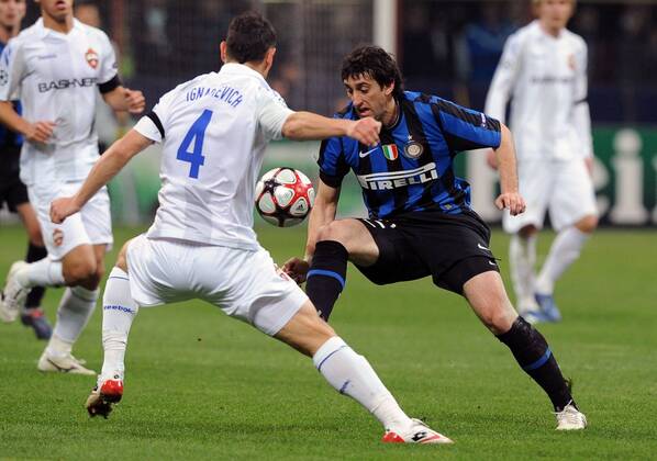 Diego MILITO (Inter), Sergei Ignashevich (CSKA) - Mailand 31.3.2010, Champions League, Inter Mailand (blau) - CSKA Moskau (weiß) -