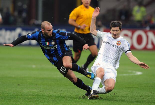 Wesley SNEIJDER (Inter), Sergei Ignashevich (CSKA) - Mailand 31.3.2010, Champions League, Inter Mailand (blau) - CSKA Moskau (weiß) -