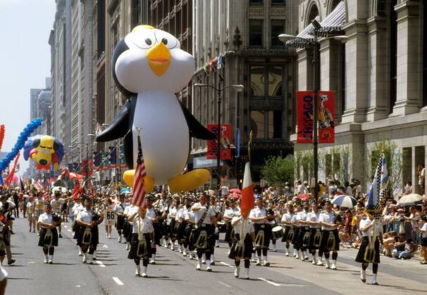 Parade in Chicago zur Eröffnungsfeier der WM 1994 in den USA mit übergroßer Pinguin Figur Fußball WM Herren WM 1994, Eröffnung, Feier, Eröffnungsfeier, Zeremonie, Parade, Eröffnungsparade Totale Chicago