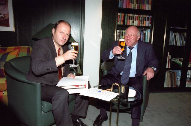Klaus Smentek (Stellvertretender Chefredakteur Kicker, li.) und Uwe Seeler (Deutschland) im Gespräch - DEUTSCHSPRACHIGE SPORTZEITSCHRIFTEN UND -ZEITUNGEN NUR NACH RÜCKSPRACHE Fußball Herren 2001, Gespräch, Interview, Pressetermin Gruppe