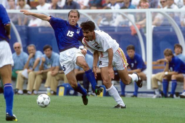 Antonio Conte (Italien, li.) gegen Jose Luis Caminero (Spanien) Fußball WM Herren WM 1994, Länderspiel, Nationalteam, Nationaltrikot, Italien - Spanien 2:1 Gruppe Boston Dynamik, Kampf,