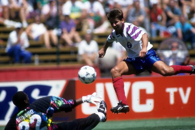 Oleg Salenko (Russland, re.) überwindet Torwart Jacques Songoo (Kamerun) Fußball WM Herren WM 1994, Länderspiel, Nationalteam, Nationaltrikot, Russland - Kamerun 6:1 Gruppe San Francisco Dynamik, Kampf, Abwehr,