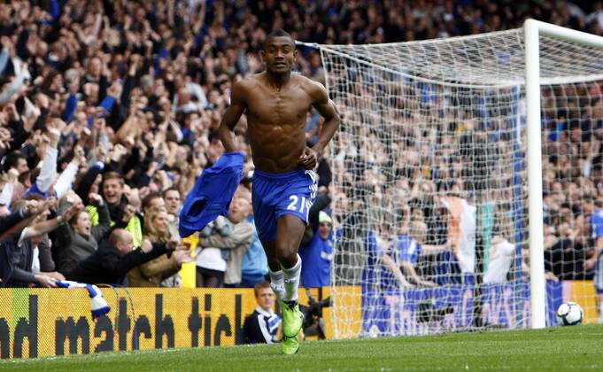 Football - Premier League - Chelsea FC London vs. Wigan Athletic: Chelsea s Salomon Kalou celebrates Chelsea 3rd Goal at Stamford Bridge o0 Jubel Freude nackt