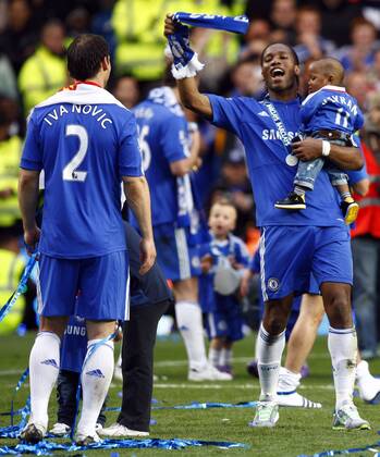 Football - Premier League - Chelsea FC London vs. Wigan Athletic: Chelsea s Didier Drogba with his son and Branislav Ivanovic at Stamford Bridge o0 Jubel Freude Familie Sohn privat