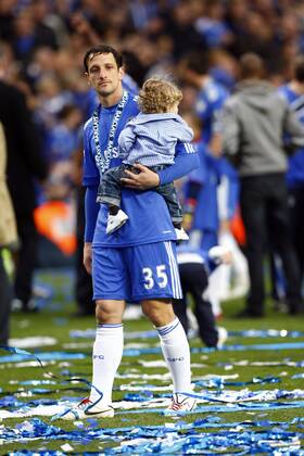 Football - Premier League - Chelsea FC London vs. Wigan Athletic: Chelsea s Juliano Belletti with his son at Stamford Bridge o0 Jubel Freude Familie Sohn privat