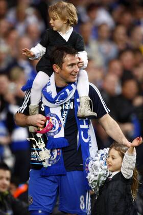 Football - Premier League - Chelsea FC London vs. Wigan Athletic: Chelsea s Frank Lampard with his Daughter Isla at Stamford Bridge o0 Jubel Freude Familie Kind privat