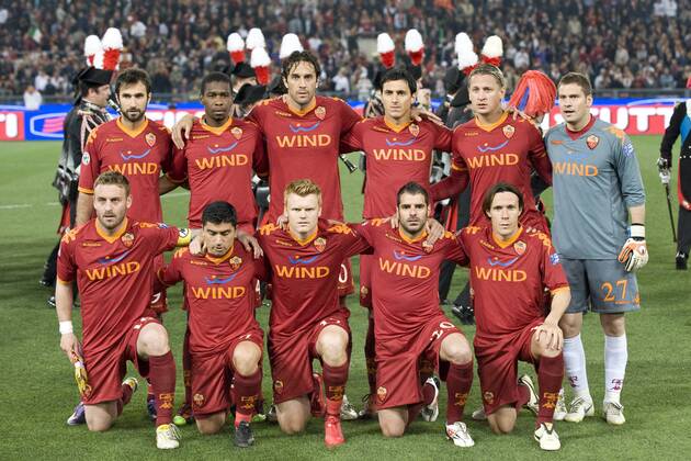 Mannschaftsbild AS Rom, hi.v.li.: Mirko Vucinic, Juan, Luca Toni, Nicolas Burdisso, Philippe Mexes, Torwart Julio Sergio; vorn: Daniele de Rossi, David Pizarro, John Arne Risse, Simone Perrotta und Rodrigo Taddei -  (021961)