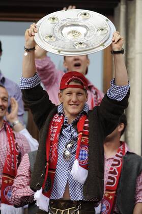 Bastian SCHWEINSTEIGER (Bayern). FC Bayern München ist Deutscher Meister 2009 2010, Meisterschaftsfeier, Feier, Marienplatz, Rathausbalkon, 09.05.2010. o0 Jubel, Freude Schale, Meisterschale Pokal, Trophäe, Objekte