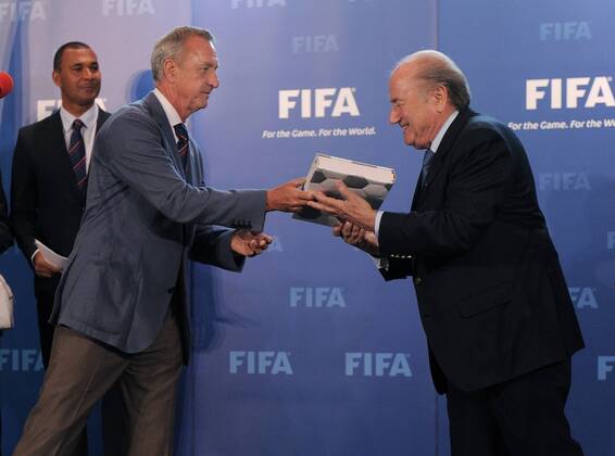 Fussball International, Bewerbung für die FIFA WM 2018 und die FIFA WM 2022 14.05.2010 Delegation Holland Belgien uebergibt ihre WM Bewerbung: Botschafter des Bewerbungskomitees Johan Cruyff (NED, li) und FIFA Praesident Joseph S. Blatter (SUI)  Weltmeisterschaftsbewerbung o0 Funktionär Sepp