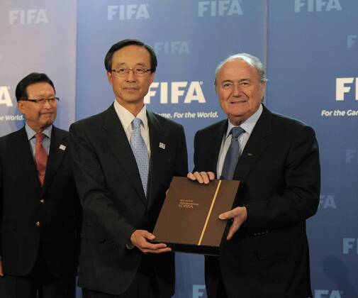 Fussball International, Bewerbung für die FIFA WM 2018 und die FIFA WM 2022 14.05.2010 Delegation Südkorea: Chairman Sung-joo Han (Mitte) uebergibt FIFA Praesident Joseph S. Blatter (SUI, re) das Bewerbungsbuch.  Weltmeisterschaftsbewerbung o0 Funktionär Sepp Korea