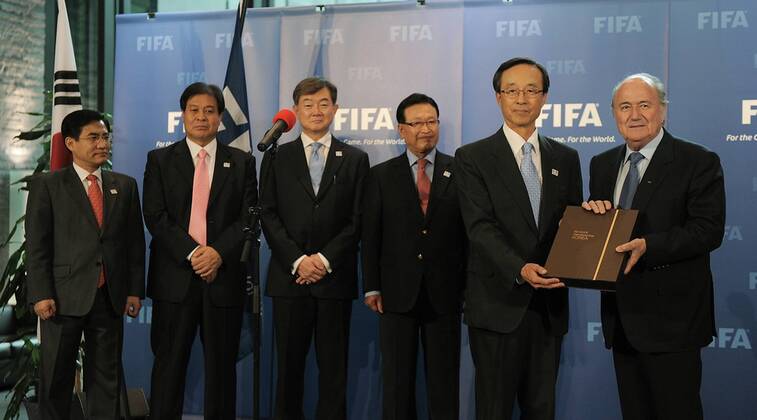 Fussball International, Bewerbung für die FIFA WM 2018 und die FIFA WM 2022 14.05.2010 Delegation Korea: Chairman Sung-joo Han (2.v.re) uebergibt FIFA Praesident Joseph S. Blatter (SUI, re) das Bewerbungsbuch; Jaebum Kim, Dong-dae Kim, Dae-won Suh, FA Korea Praesident Chung-yun Cho (v.li.)  Weltmeisterschaftsbewerbung, Südkorea o0 Funktionär Sepp