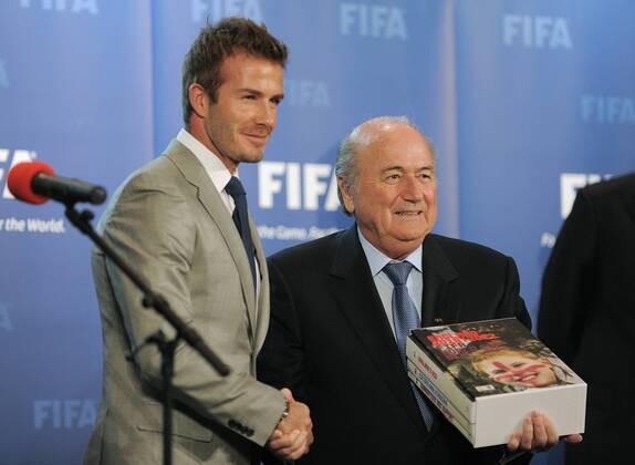 Fussball International, Bewerbung für die FIFA WM 2018 und die FIFA WM 2022 14.05.2010 Delegation England uebergibt ihre WM Bewerbung: David Beckham, Vizepräsident des englischen Bewerbungskomitees (li) mit FIFA Praesident Joseph S. Blatter (SUI)  Weltmeisterschaftsbewerbung o0 Funktionär Sepp