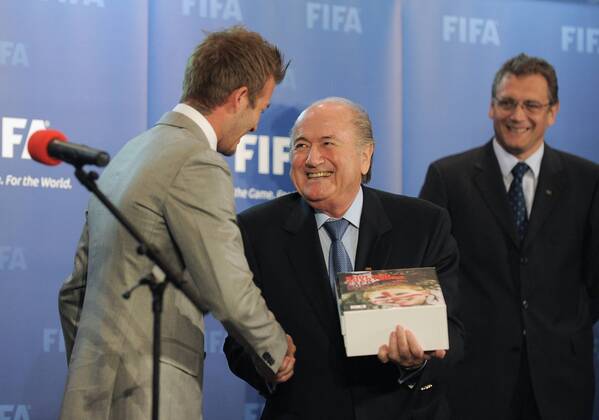 Fussball International, Bewerbung für die FIFA WM 2018 und die FIFA WM 2022 14.05.2010 Delegation England uebergibt ihre WM Bewerbung: David Beckham, Vizepräsident des englischen Bewerbungskomitees (li) mit FIFA Praesident Joseph S. Blatter (SUI, Mitte)  Weltmeisterschaftsbewerbung o0 Funktionär Sepp