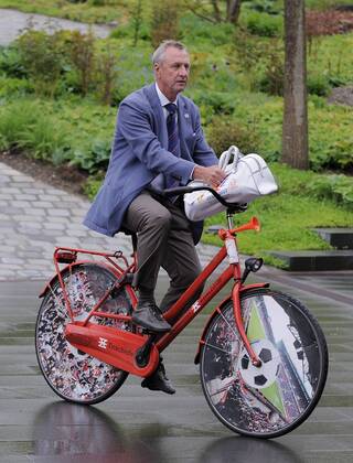 Fussball International, Bewerbung für die FIFA WM 2018 und die FIFA WM 2022 14.05.2010 Delegation Holland Belgien Botschafter des Bewerbungkomitee Holland Belgien; Johan Cruyff (NED) kommt auf einem Hollandrad mit Bewerbungsbuch am Home of FIFA an.  Weltmeisterschaftsbewerbung o0 Fahrrad Einzelbild Freisteller Fußballfieber