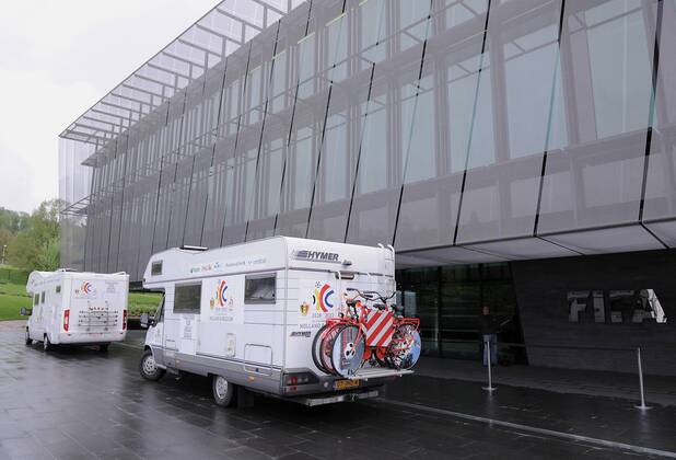 Fussball International, Bewerbung für die FIFA WM 2018 und die FIFA WM 2022 14.05.2010 Delegation Holland Belgien faehrt mit Wohnmobilen beim Home of FIFA vor. Weltmeisterschaftsbewerbung o0 Objekte Wohnmobil landestypisch typical
