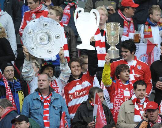 Fussball, DFB-Pokal Finale 2009 2010, FC BAYERN MÜNCHEN, die Bayern Fans hoffen auf das Triple o0 Attrappe, Kopie, Imitat, Nachbildung, , Fan, Fußballfan, Publikum Objekte