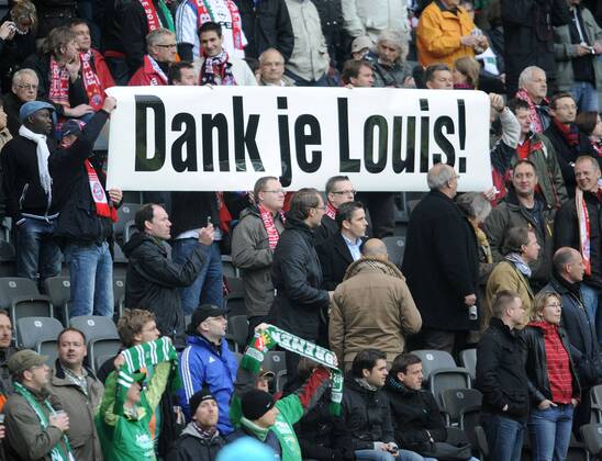 Fussball, DFB-Pokal Finale 2009 2010, FC BAYERN MÜNCHEN, Dank je Louis - die Fans bedanken sich mit einem Transparent bei Trainer Louis van Gaal (Bayern München) o0 Fan, Fußballfan, Publikum Plakat, Fanplakat, Transparent Idol Schriftzug totale Objekte