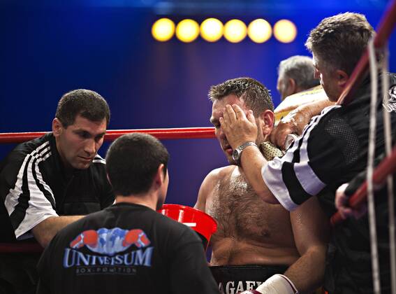 L-R - Betreuer Vardan Zakarjan, Trainer Magomed Schaburow (beide GER), Ruslan Chagaev (Usbekistan), Cutman Volker Grill (GER) - Boxen im Zweiten, WBA Eliminator, Heavyweight, 12 Rounds 22. Mai 2010, Universum Champions Night