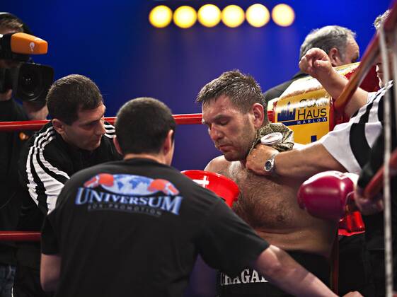 L-R - Betreuer Vardan Zakarjan, Trainer Magomed Schaburow (beide GER), Ruslan Chagaev (Usbekistan), Cutman Volker Grill (GER) - Boxen im Zweiten, WBA Eliminator, Heavyweight, 12 Rounds 22. Mai 2010, Universum Champions Night