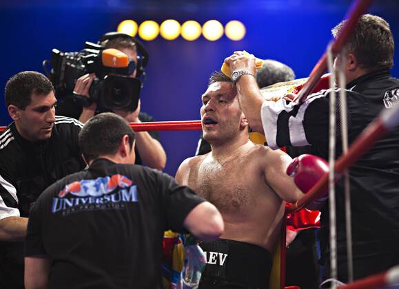 L-R - Betreuer Vardan Zakarjan, Trainer Magomed Schaburow (beide GER), Ruslan Chagaev (Usbekistan), Cutman Volker Grill (GER) - Boxen im Zweiten, WBA Eliminator, Heavyweight, 12 Rounds 22. Mai 2010, Universum Champions Night
