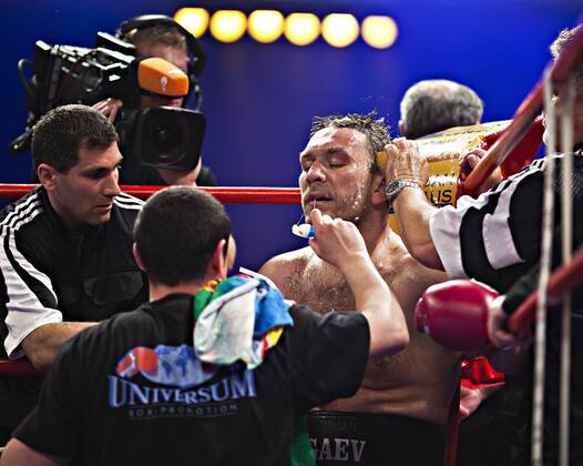 L-R - Betreuer Vardan Zakarjan, Trainer Magomed Schaburow (beide GER), Ruslan Chagaev (Usbekistan), Cutman Volker Grill (GER) - Boxen im Zweiten, WBA Eliminator, Heavyweight, 12 Rounds 22. Mai 2010, Universum Champions Night