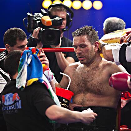 L-R - Betreuer Vardan Zakarjan, Trainer Magomed Schaburow (beide GER), Ruslan Chagaev (Usbekistan) Boxen im Zweiten, WBA Eliminator, Heavyweight, 12 Rounds 22. Mai 2010, Universum Champions Night