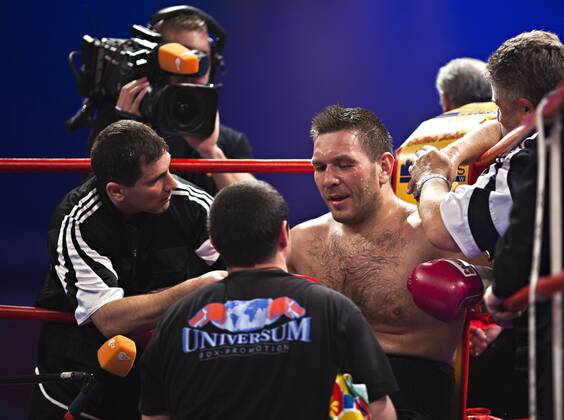L-R - Betreuer Vardan Zakarjan, Trainer Magomed Schaburow (beide GER), Ruslan Chagaev (Usbekistan), Cutman Volker Grill (GER) - Boxen im Zweiten, WBA Eliminator, Heavyweight, 12 Rounds 22. Mai 2010, Universum Champions Night