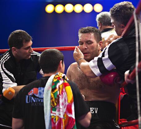 L-R - Betreuer Vardan Zakarjan, Trainer Magomed Schaburow (beide GER), Ruslan Chagaev (UZB), Cutman Volker Grill (GER) - Boxen im Zweiten, WBA Eliminator, Heavyweight, 12 Rounds 22. Mai 2010, Universum Champions Night