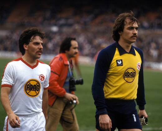 Hubert Schmitz und Torwart Jörg Daniel (beide Düsseldorf) - DEUTSCHSPRACHIGE SPORTZEITSCHRIFTEN UND -ZEITUNGEN NUR NACH RÜCKSPRACHE Fußball Herren DFB Pokal 1978 1979, Pokalspiel, Fortuna Düsseldorf - Bayer 04 Leverkusen 2:1 Gruppe Düsseldorf