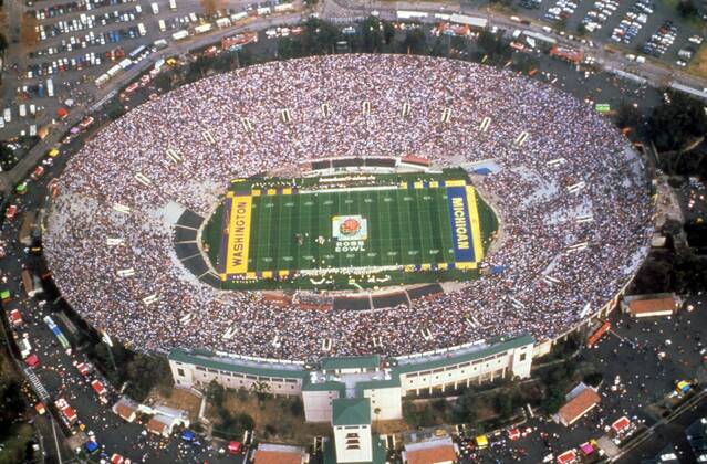American Football Spiel zwischen Michigan und Washington im Rose Bowl Stadium in Los Angeles, Austragungsort der Fußball WM 1994 Fußball WM Herren Vorschau WM 1994 Totale Aufnahmedatum geschätzt Los Angeles, LA, L.A.