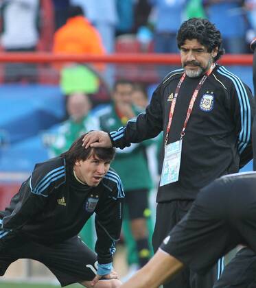 Nationaltrainer Diego MARADONA (R) tätschelt Lionel MESSI (ARG) den Kopf - Argentinien (ARG) vs. Nigeria (NGR) 1:0, am 12.06.2010 Fussball Weltmeisterschaft 2010 - NO SALES IN JAPAN!