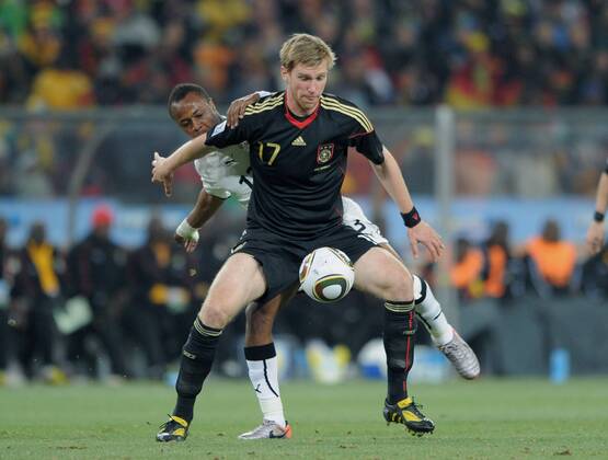 FUSSBALL WM 2010 VORRUNDE Gruppe D 23.06.2010 Ghana - Deutschland, Per MERTESACKER (vorn, Deutschland) gegen Andre AYEW (Ghana) Dede o0 DFB