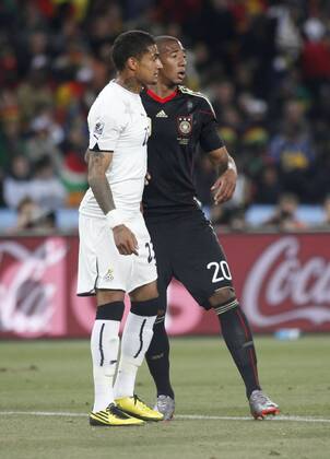 Fussball FIFA Weltmeisterschaft 2010 Johannesburg 23.06.2010 Ghana (GHA) - Deutschland (GER) 0:1 Kevin Prince BOATENG (Ghana, li.) und sein Halbbruder Jerome BOATENG (Deutschland)