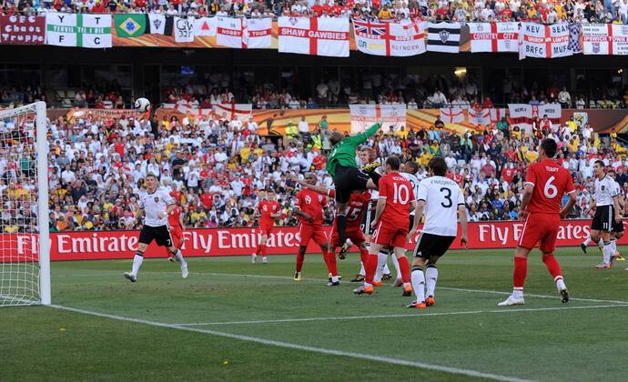 FUSSBALL WM 2010 ACHTELFINALE 27.06.2010 Deutschland - England Tor zum 1:2 Matthew UPSON (England, Mitte verdeckt) gegen Torwart Manuel NEUER (Deutschland) o0 DFB Totale Zuschauer Spannung