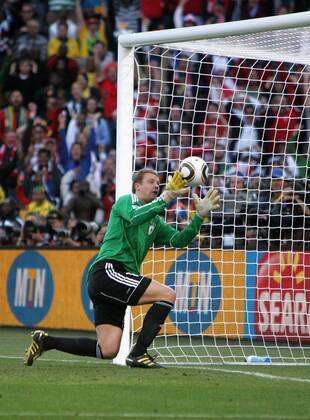 27.06.2010, Fußball-WM 2010, Achtelfinale, Deutschland - England, im Freestate Stadion in Bloemfontein, Torwart Manuel Neuer (Deutschland) fängt den Ball auf, nach dem Aufprall hinter der Linie, dem eigentlich regulären Tor für die Engländer. -  o0 aberkannt aberkanntes annulliert annulliertes Fehlentscheidung kurios Spannung