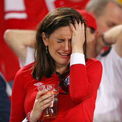 An England fan looks on dejected at the ending whistle EDITORIAL USE ONLY. No use with unauthorised audio, video, data, fixture lists, club league logos or live services. Online in-match use limited to 120 images, no video emulation. No use in betting, games or single club league player publications. o0 Frau weiblich Enttäuschung Verzweiflung Emotionen Tränen weinen