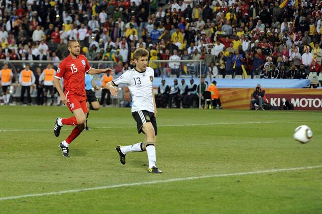 Tor zum 4-1 durch Thomas MUELLER (GER, re.) gegen Matt Upson (England) - Achtelfinale, Fussball Weltmeisterschaft 2010