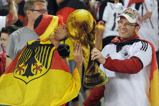 Deutsche Fans feiern mit Attrappe des WM Pokals - Achtelfinale, Fussball Weltmeisterschaft 2010 o0 Weltpokal Kopie Imitat Nachbildung Objekte Kuss küssen