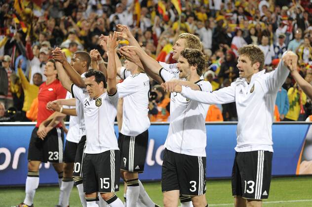 Schlussjubel Deutschland, vorn v.re.: Thomas Müller, Arne Friedrich, Per Mertesacker und Piotr Trochowski - Achtelfinale, Fussball Weltmeisterschaft 2010 o0 Jubel Freude