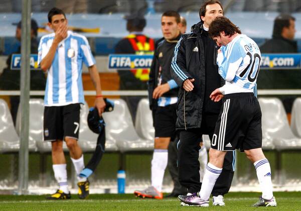 FUSSBALL WM 2010 VIERTELFINALE 02.07.2010 ARGENTINIEN - DEUTSCHLAND Enttäuschter Abgang: Angel DI MARIA (li) und Lionel MESSI (re, beide Argentinien) - 